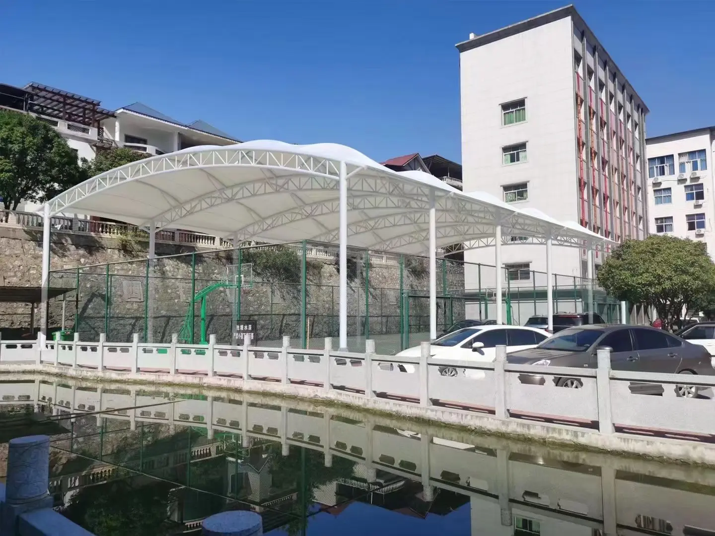贵州水城园区停车棚总在漏水生锈？源头膜结构厂家：按本地气候选材，避开三大坑