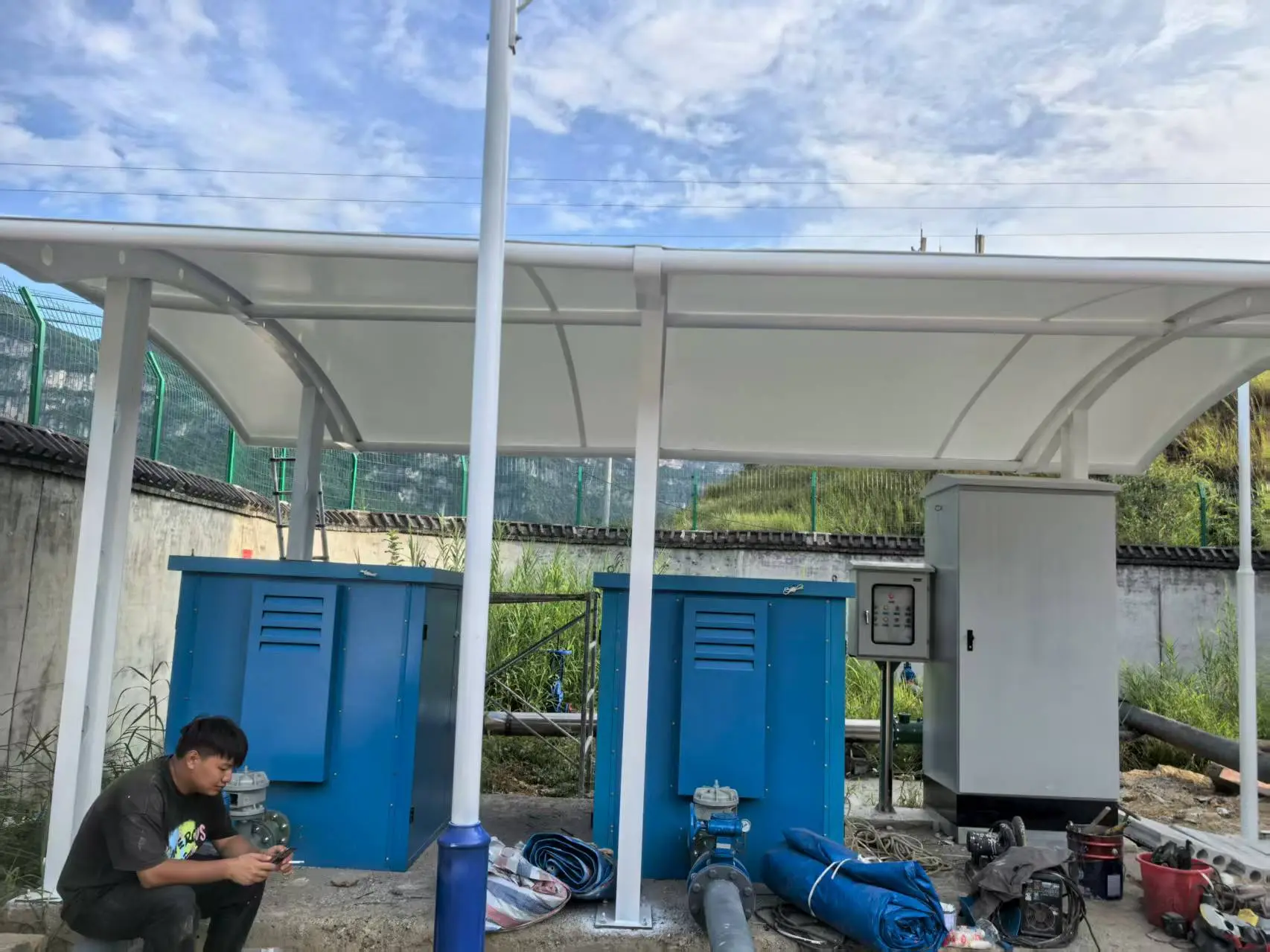 贵州水城膜结构棚怎么选?多雨高湿山区,避开低价铁皮棚与劣质膜材坑