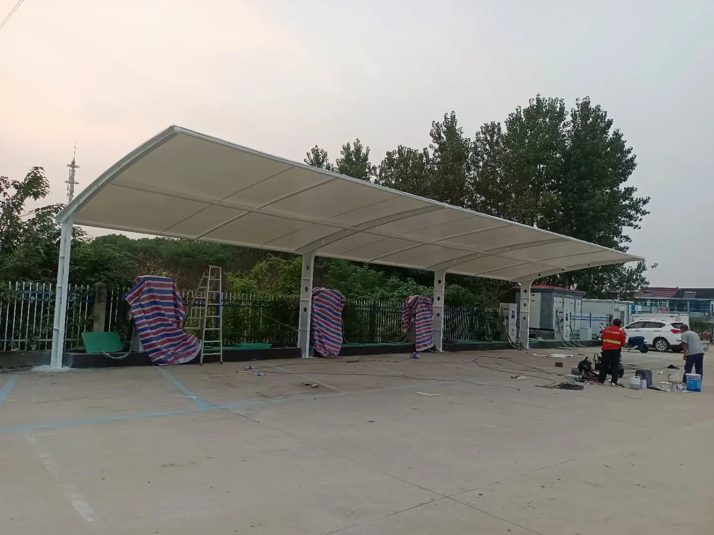贵州水城膜结构工程科普：山地多雨强紫外线环境，停车棚选材别只看低价